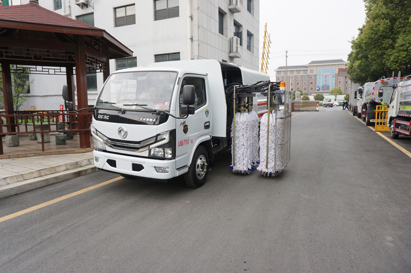 中潔牌XZL5070GQX6型護(hù)欄清洗車(chē)